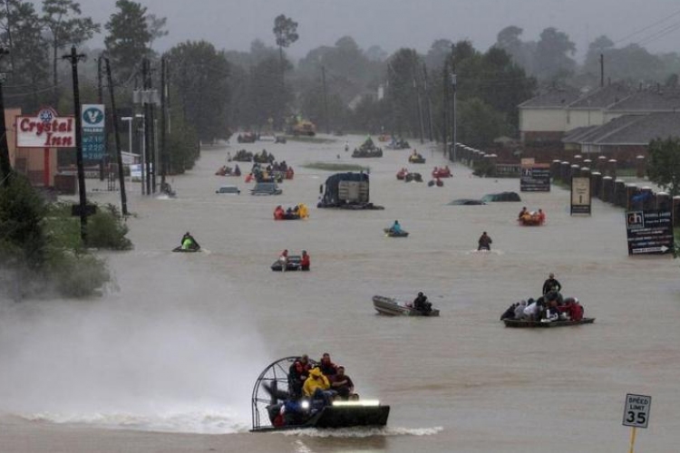 Fegyveres álrendőrök fosztogatnak a trópusi vihar sújtotta Houstonban 