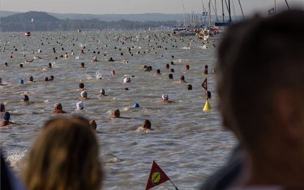 Több mint tízezer résztvevő volt a Balaton-átúszáson