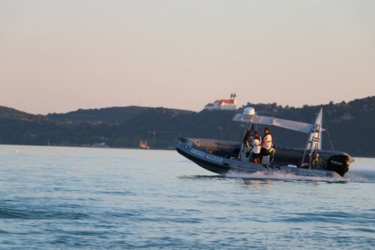 Horgászt kellett kimenteni a Balatonból