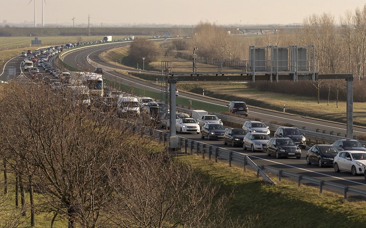 Több kilométeres a torlódás az M1-esen Budapest felé