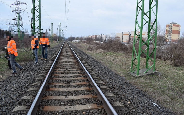 Csatornafedelet tettek a sínre a Sopron-Ebenfurt vasútvonalon