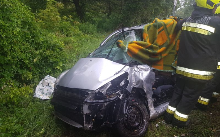 Autóbusz és személyautó ütközött a 71-esen, egy ember meghalt