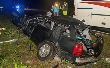 Busz és két autó ütközött Győrszemerénél, az egyik sofőr meghalt 