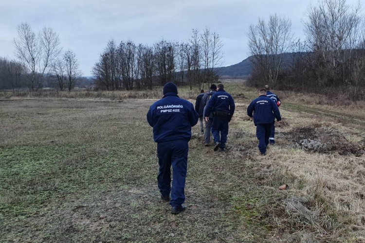 Hátukon cipelték a bajba jutott kirándulót - VIDEÓ